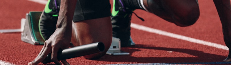 干净整洁的体育直播界面与专注的观众