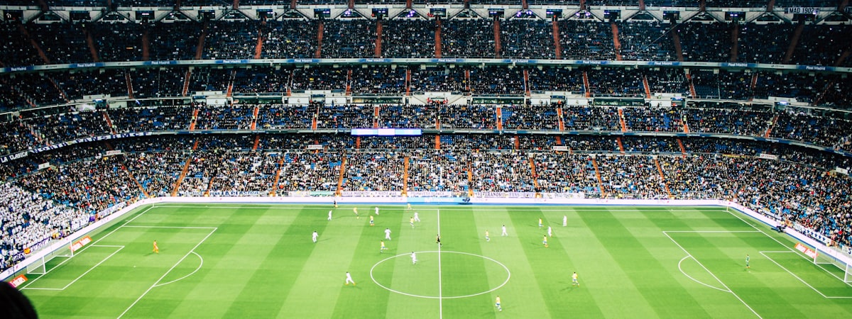 2026年世界杯体育场内部高科技显示屏与观众席